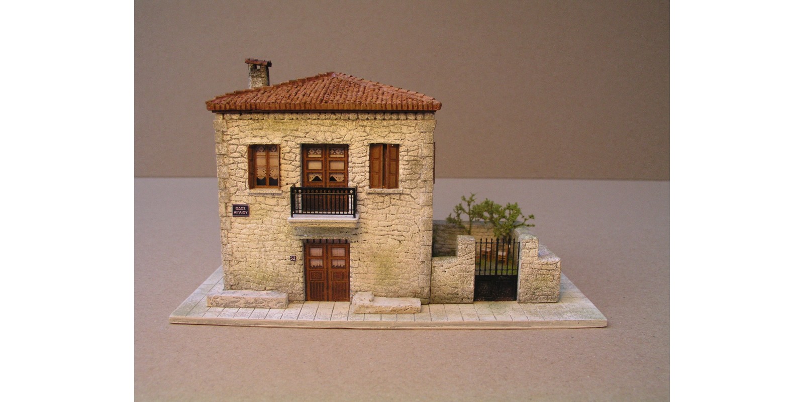 MC30.1003 Ελληνική Παραδοσιακή Διώροφη κατοικία με αυλή